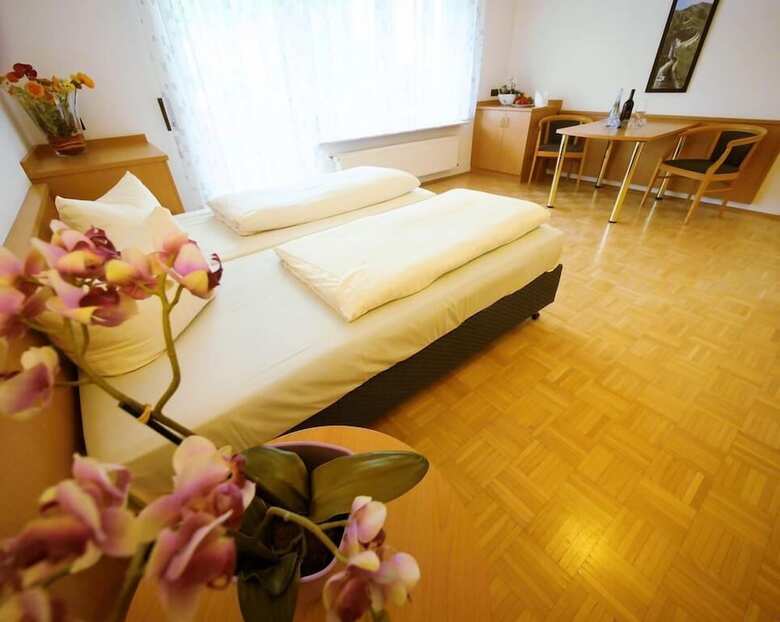 Hotel Boardinghouse H�hn