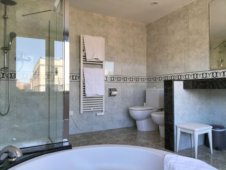 Hotel 153