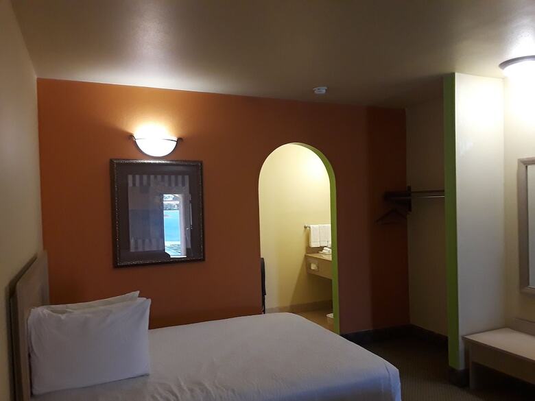 Motel Sunbridge Inn & Suites