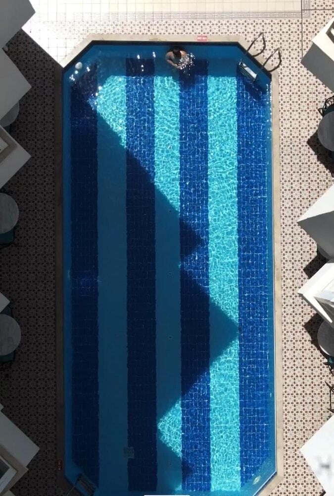 Azuu Hotel