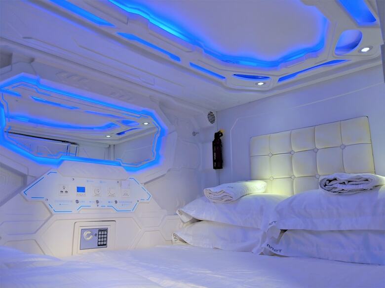 Hotel Met A Space Pod @ Arab Street