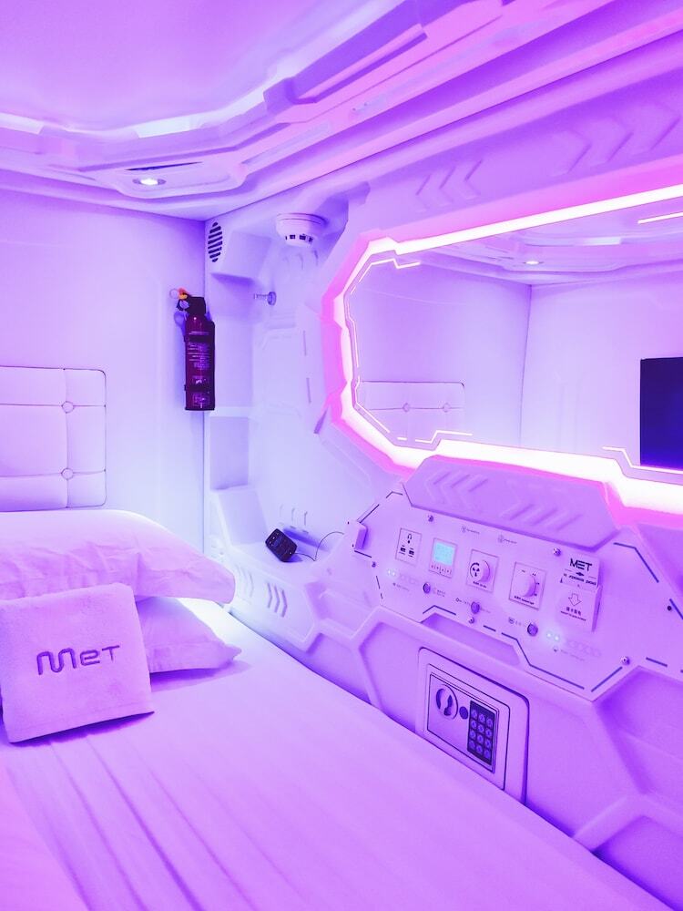 Hotel Met A Space Pod @ Arab Street