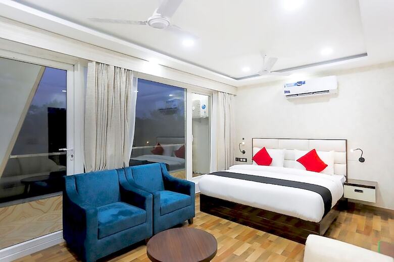 M K Hotel & Restaurant