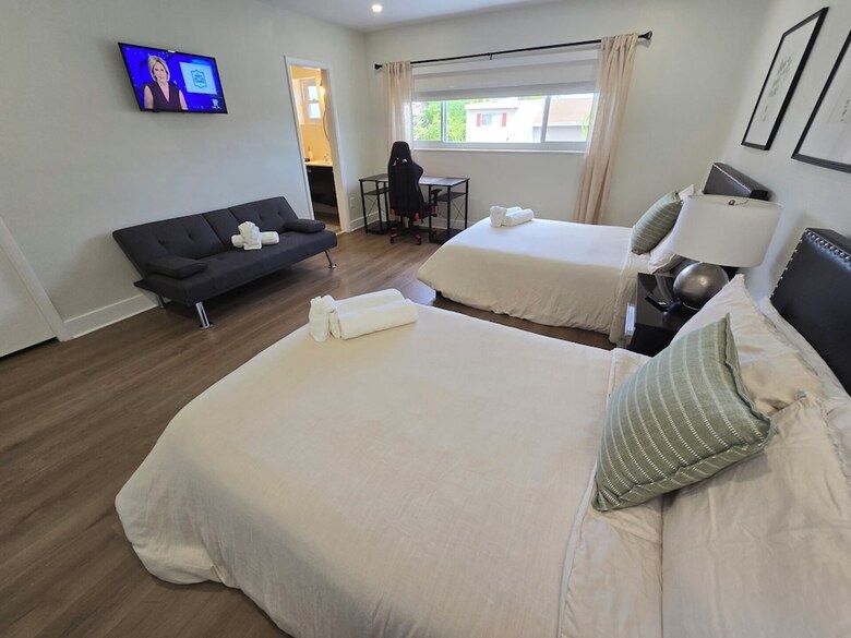 Luxurious & Spacious Townhouse In Prime Location