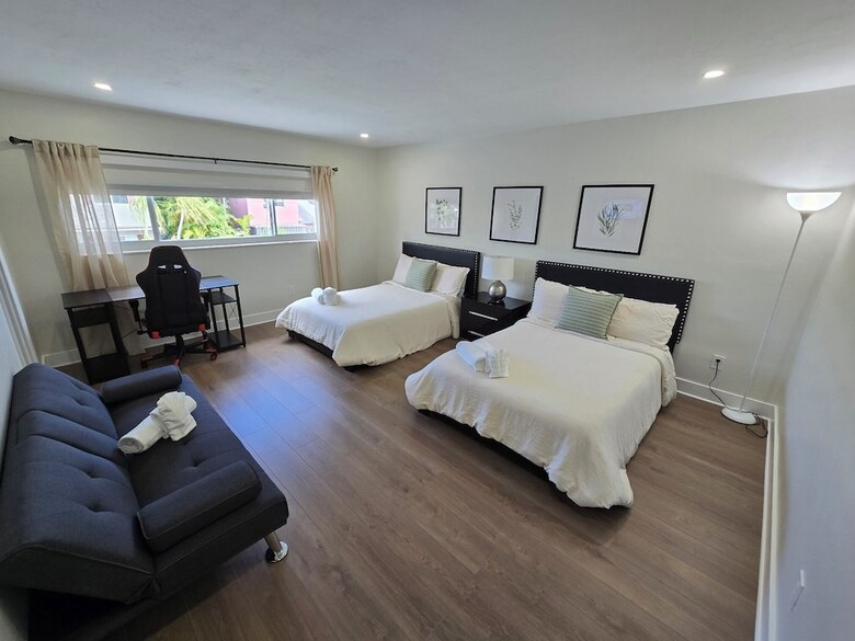 Luxurious & Spacious Townhouse In Prime Location
