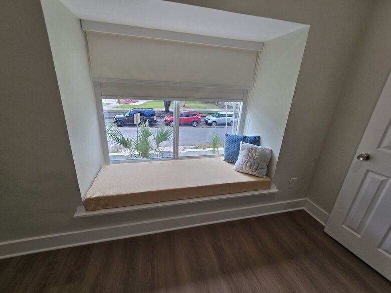 Luxurious & Spacious Townhouse In Prime Location