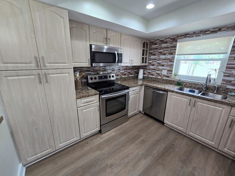 Luxurious & Spacious Townhouse In Prime Location