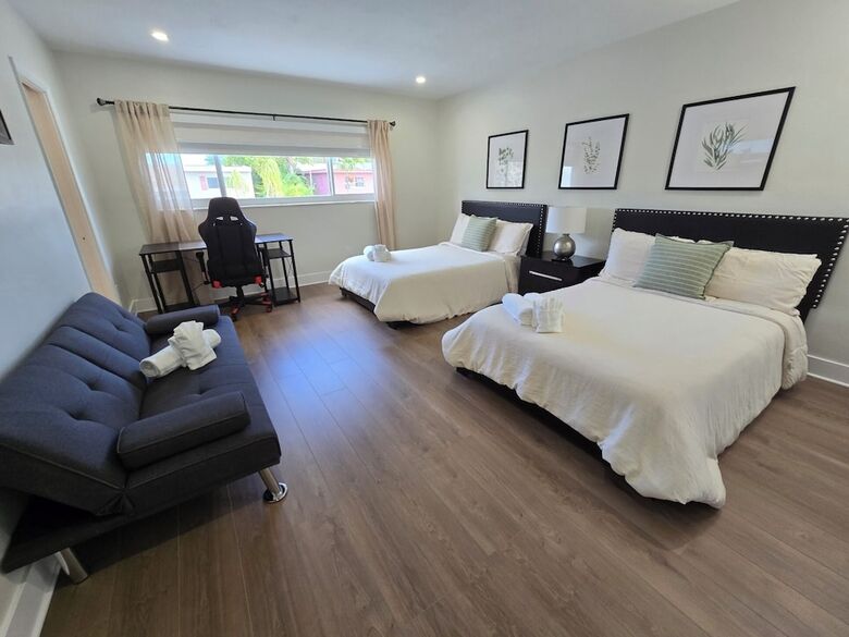 Luxurious & Spacious Townhouse In Prime Location