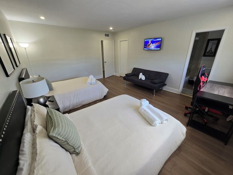 Luxurious & Spacious Townhouse In Prime Location