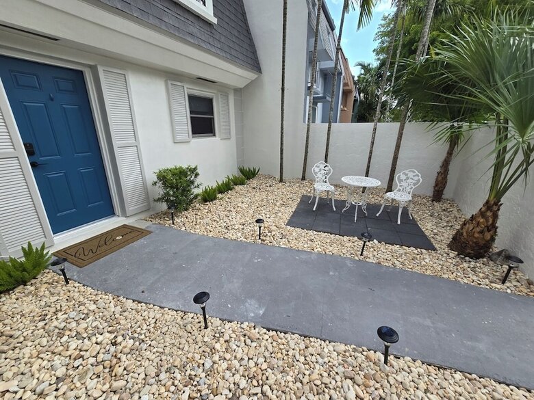 Luxurious & Spacious Townhouse In Prime Location