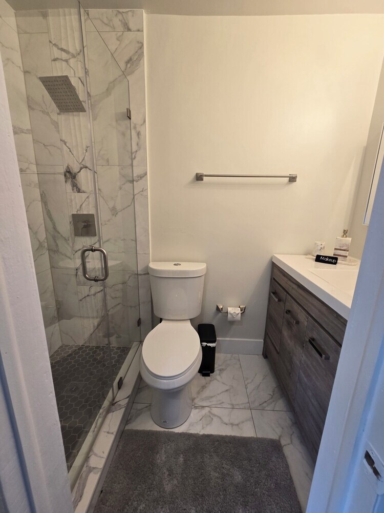 Luxurious & Spacious Townhouse In Prime Location
