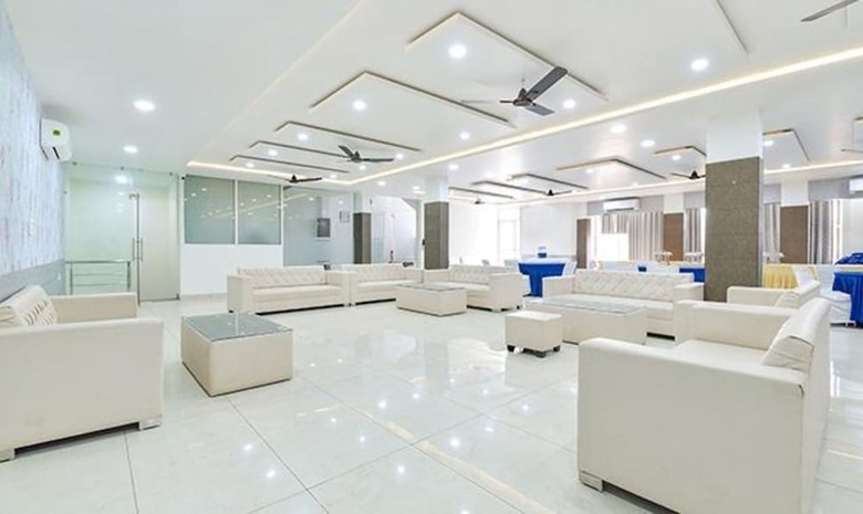 Fabhotel Cm Palace