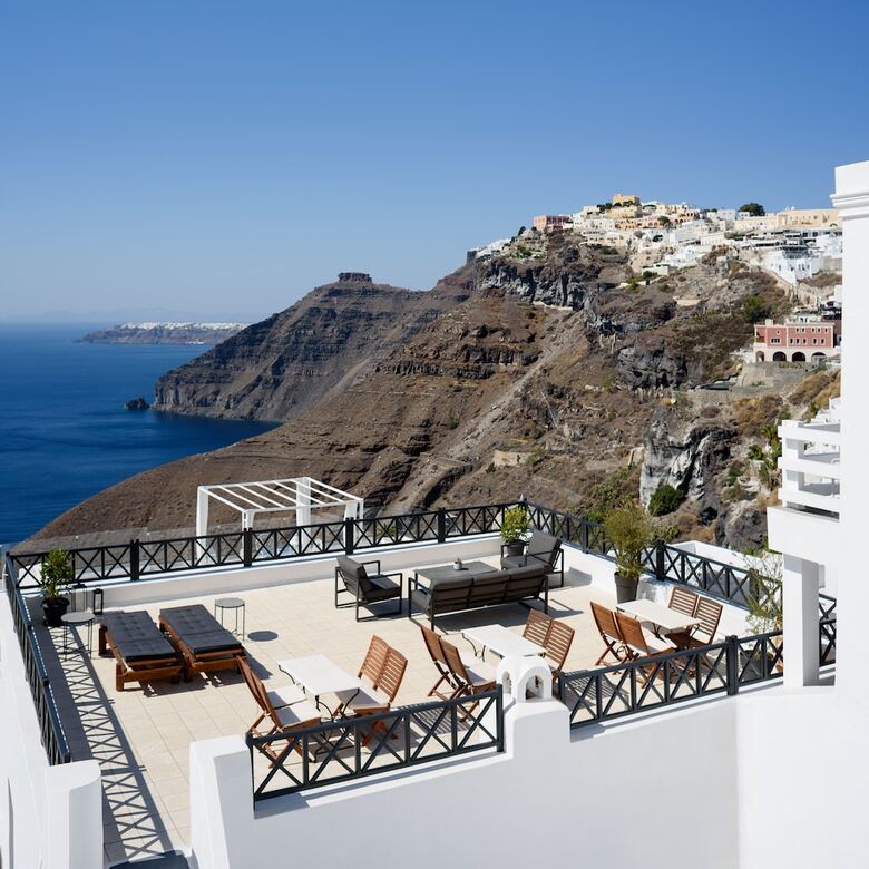 Firalia, Casa In Rock Suites