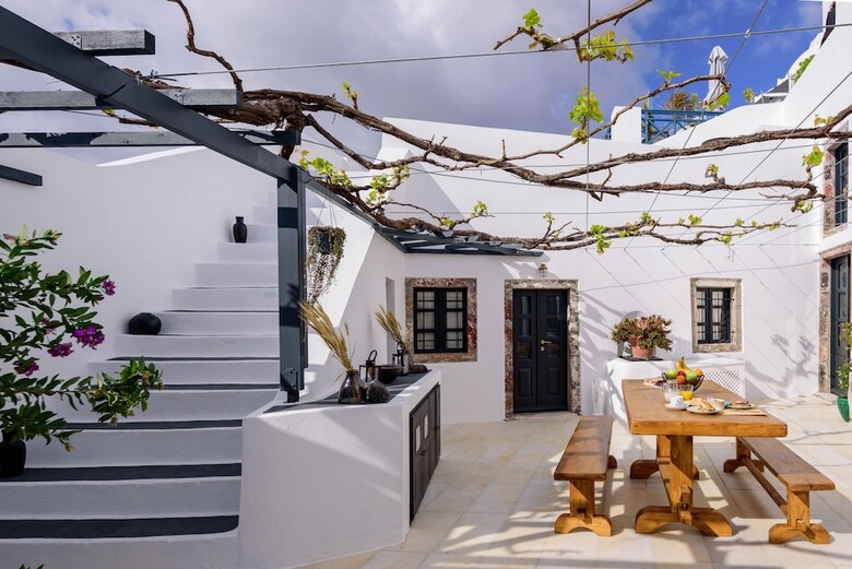 Firalia, Casa In Rock Suites