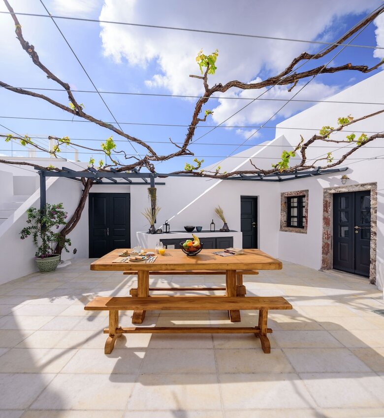 Firalia, Casa In Rock Suites