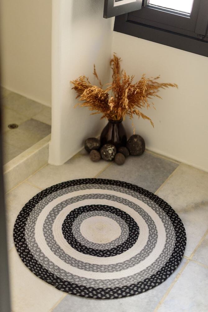 Firalia, Casa In Rock Suites