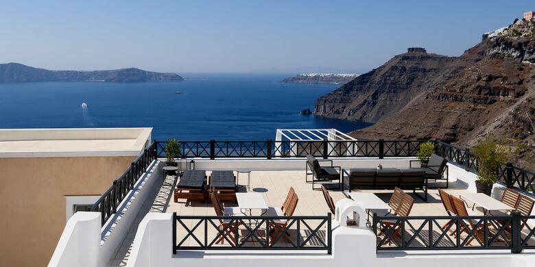 Firalia, Casa In Rock Suites