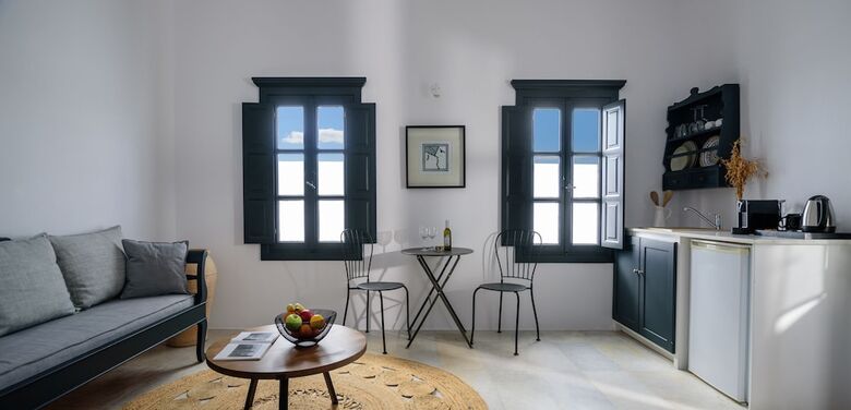 Firalia, Casa In Rock Suites
