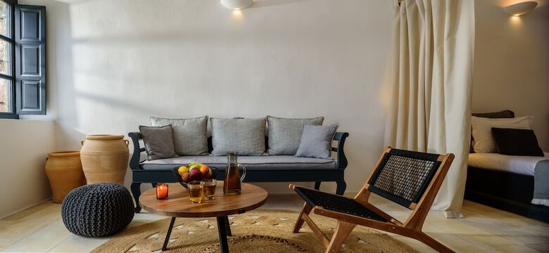 Firalia, Casa In Rock Suites