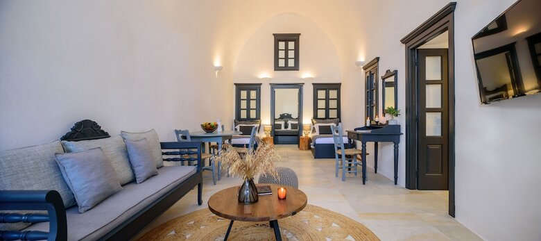 Firalia, Casa In Rock Suites