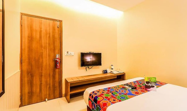 Fabhotel Ascot International