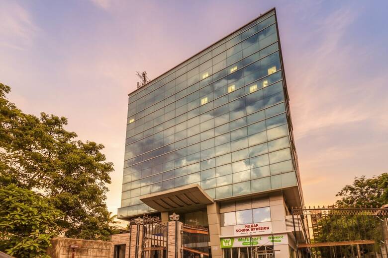 Fabhotel Ascot International