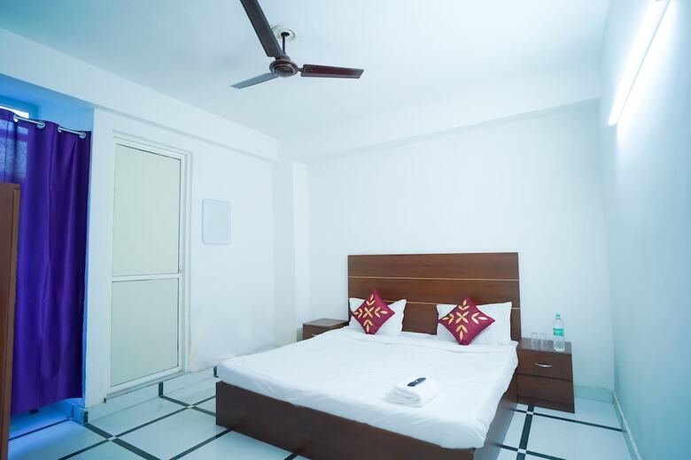 Hotel Roomshala 045 Galaxy Noida 35