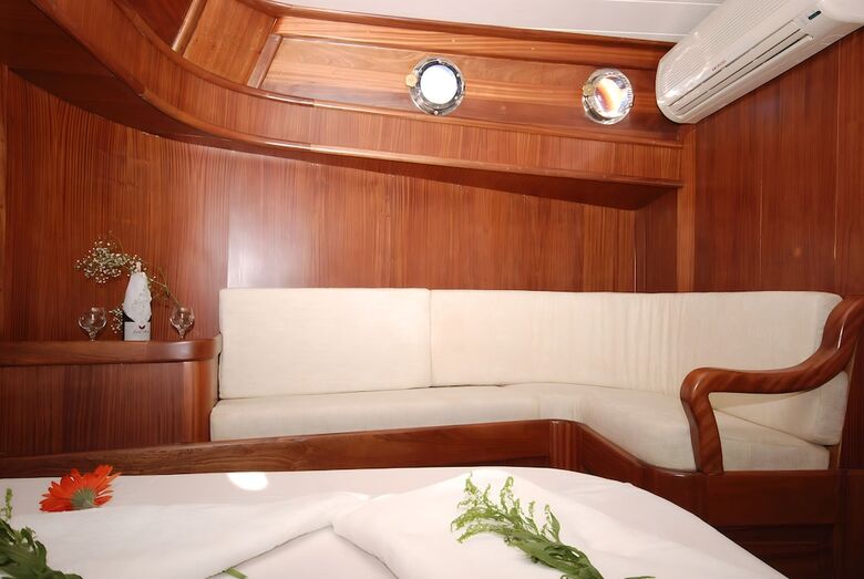 Kaya Yachting