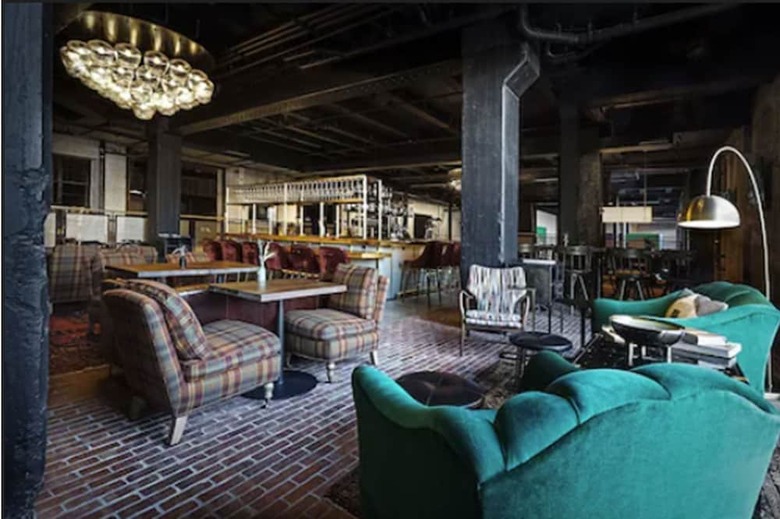 Crossroads Hotel