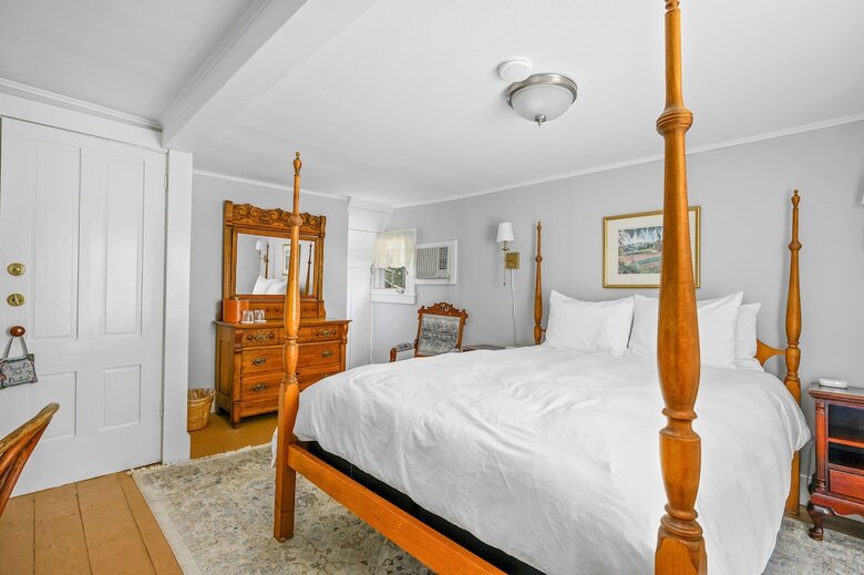 Isaiah Hall Bed & Breakfast Inn