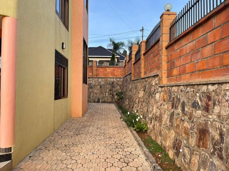 Room-nshuti Spacious Quiet Rm For Short
