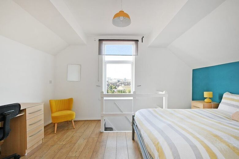 Spacious 4br, Parking, Near Centre
