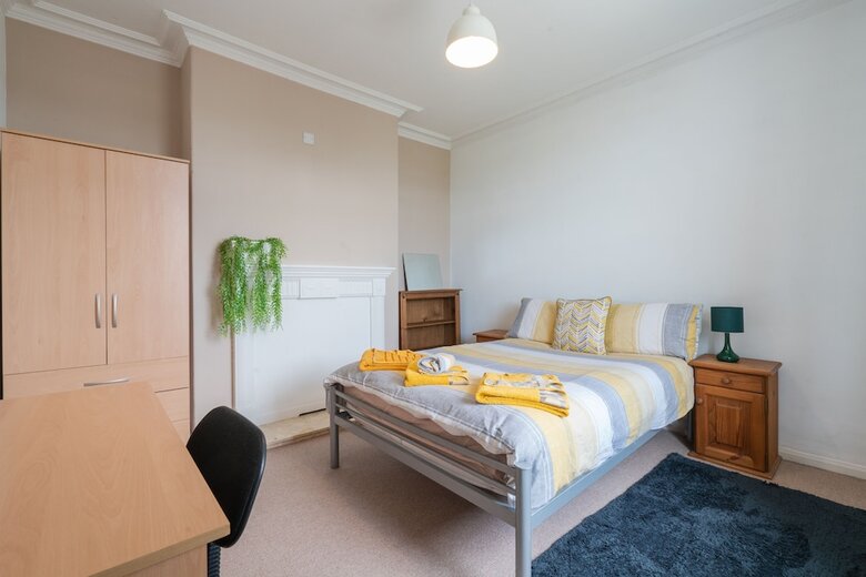 Spacious 4br, Parking, Near Centre