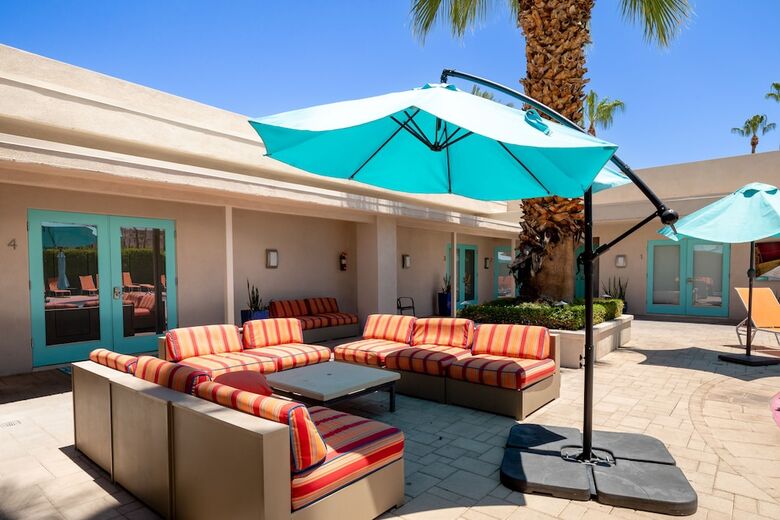 Hotel Poolside Fun King Suite