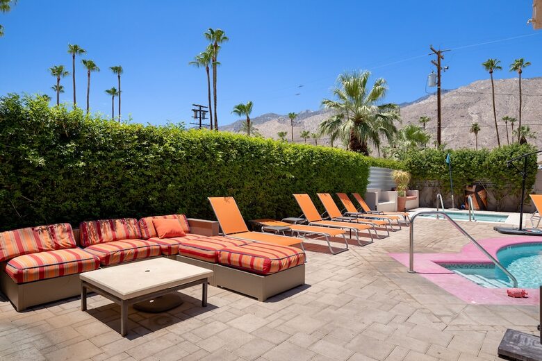 Hotel Poolside Fun King Suite