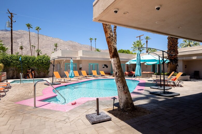 Hotel Poolside Fun King Suite