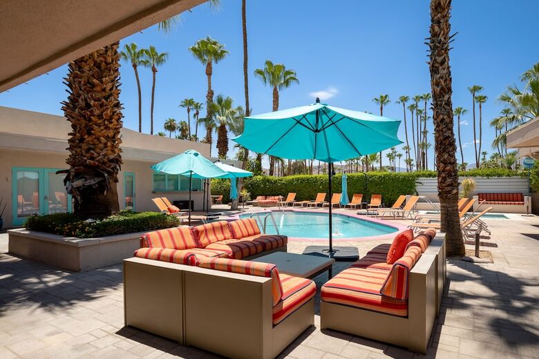 Hotel Poolside Fun King Suite