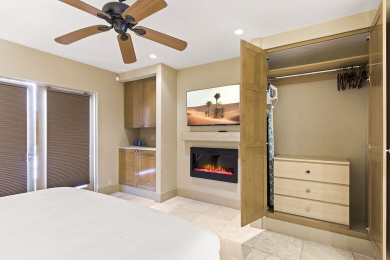Hotel Poolside Fun King Suite
