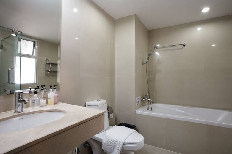2b - 2 Bedrooms And 2 Bathrooms Located Downtown Apartment With Shared Pool