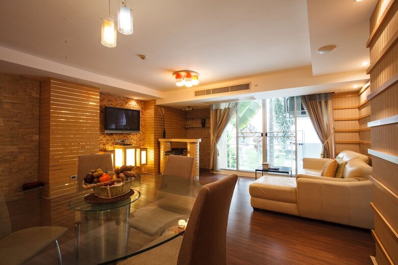 2b - 2 Bedrooms And 2 Bathrooms Located Downtown Apartment With Shared Pool