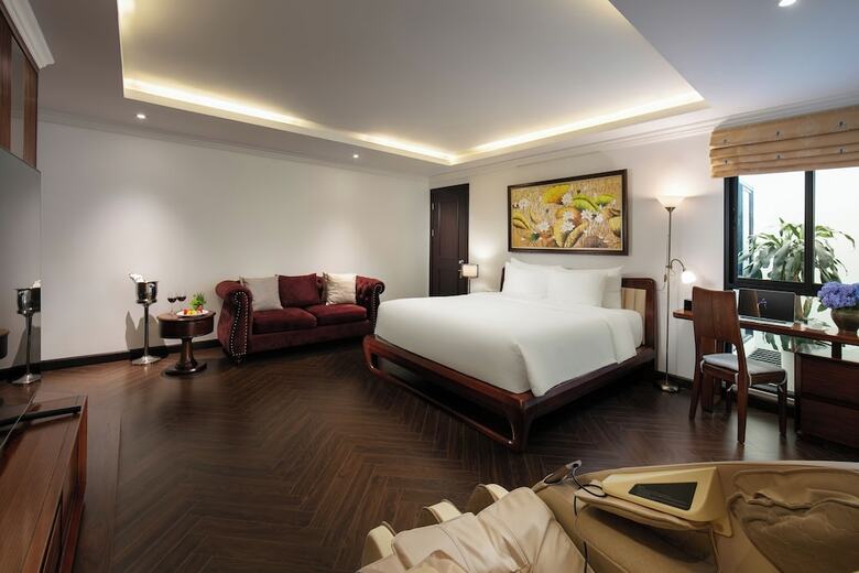 May De Ville Crown Hotel