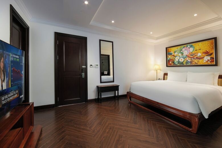 May De Ville Crown Hotel