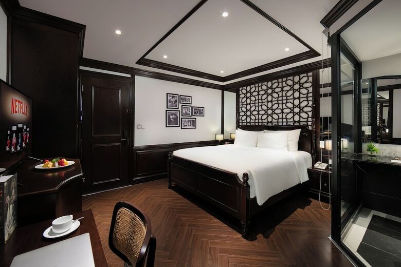 May De Ville Crown Hotel