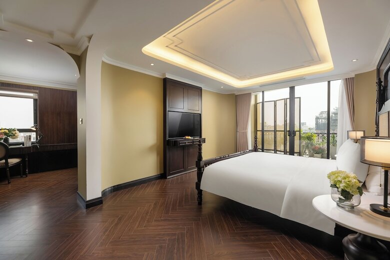 May De Ville Crown Hotel