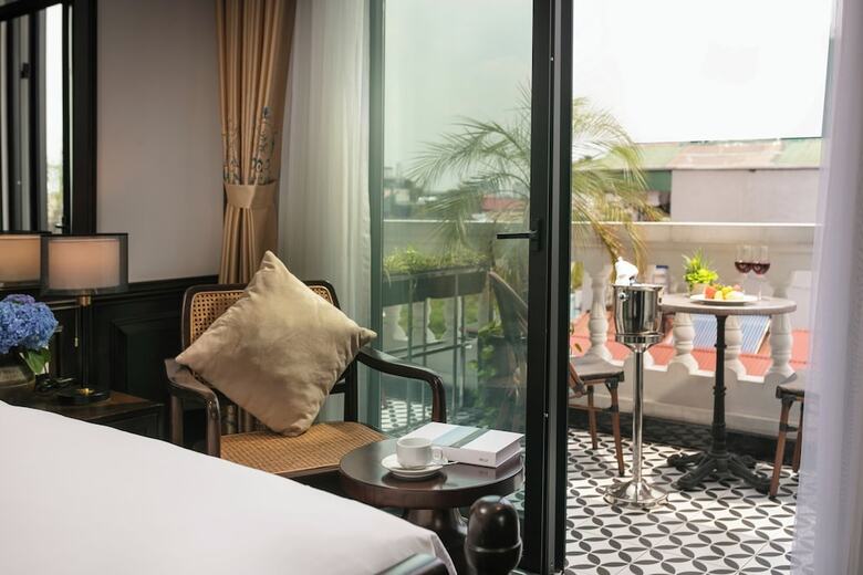 May De Ville Crown Hotel
