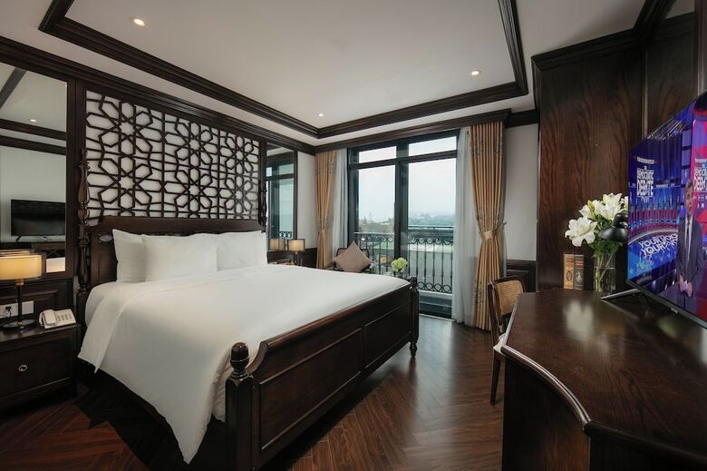 May De Ville Crown Hotel