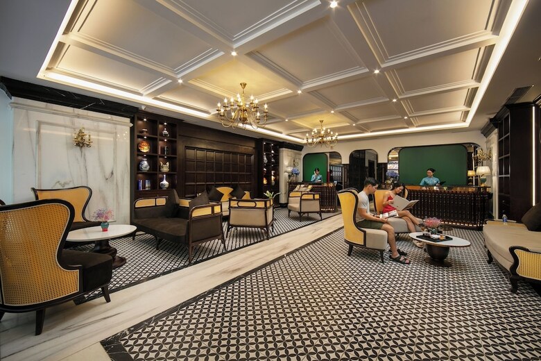 May De Ville Crown Hotel