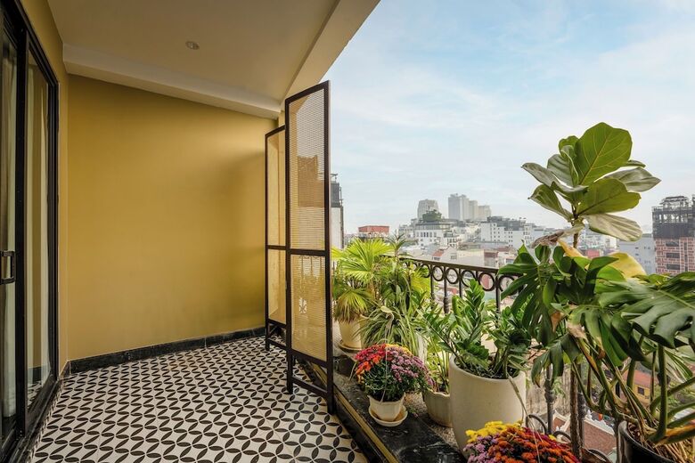 May De Ville Crown Hotel