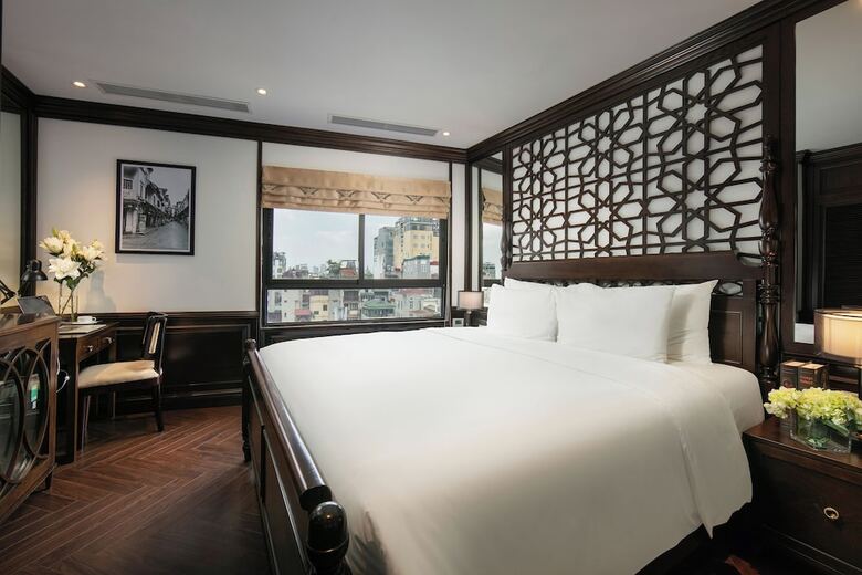 May De Ville Crown Hotel