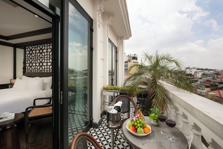 May De Ville Crown Hotel
